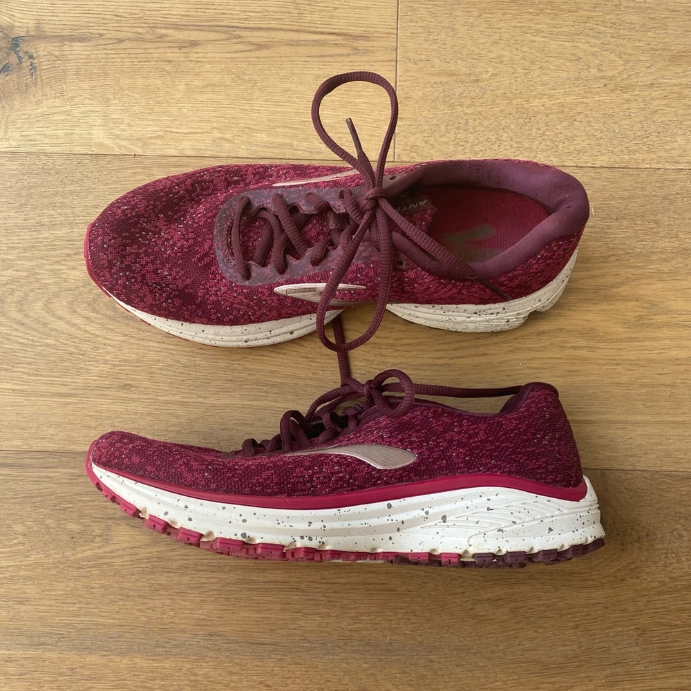 Like-new Women’s size 8 Brooks Anthem 2. Worn less than 5 times.
